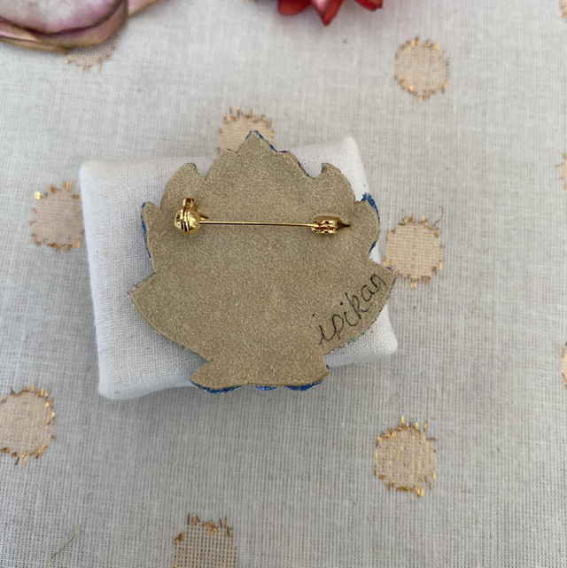 Broche bouche et fleur bleue