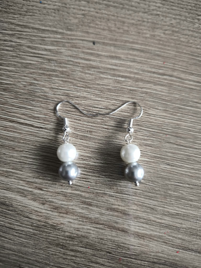 Boucles d’Oreilles Perles de Majorque Blanches et Anthracite – Bijoux Élégants en Acier Inoxydable