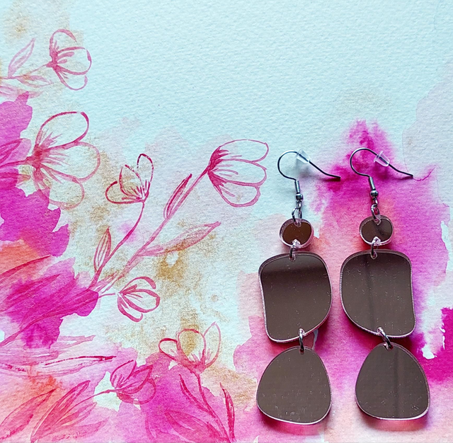 Kirkas kesäaamu. Hennon vaaleanpunaiset akryylilasi-korvikset (pari), koukut kirurginterästä. Pituus koukun kanssa 8cm, max leveys 2cm. Lahjarasiassa.