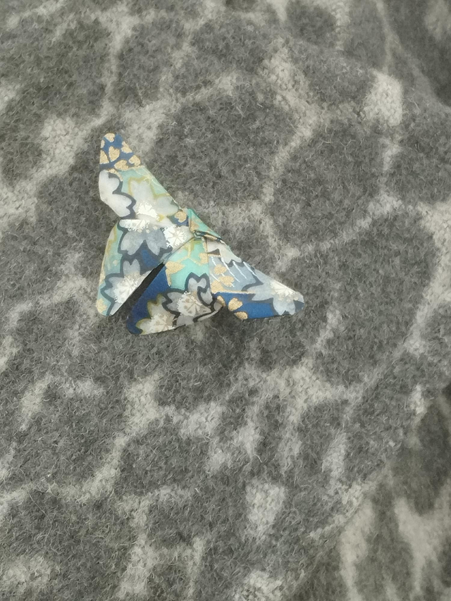 Broche en forme de papillon de couleur bleue marine