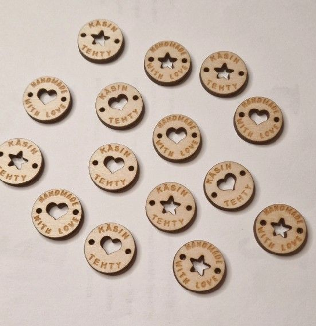 Käsin tehty /handmade with love nappi sydämellä