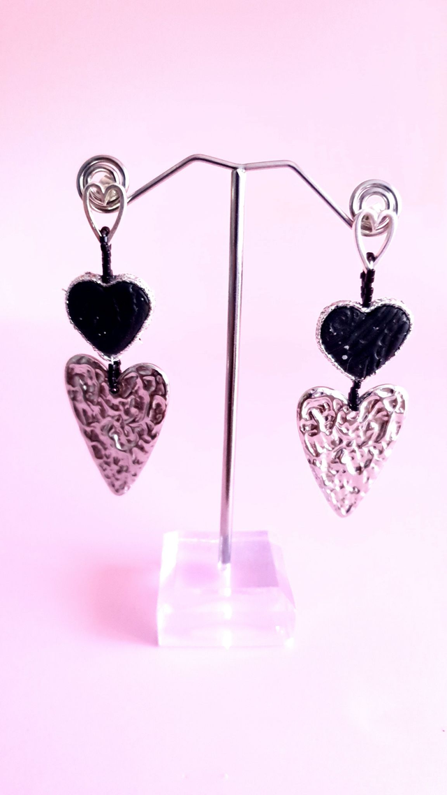 Boucles d&#039;oreilles Coups de coeur noir et argenté