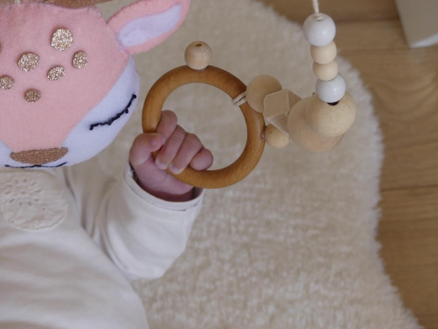 Portique d&#039;eveil bébé biche