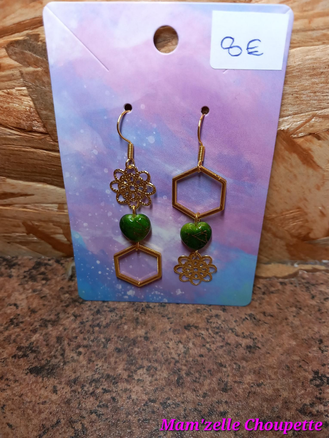 Boucles d&#039;oreilles dorées cœurs verts 