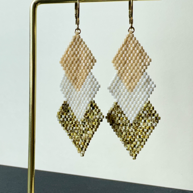 Boucles d’oreilles losange – Beige, blanc &amp; doré