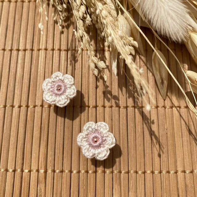 Puces d’oreilles Fleurettes ~ Lin / Beige