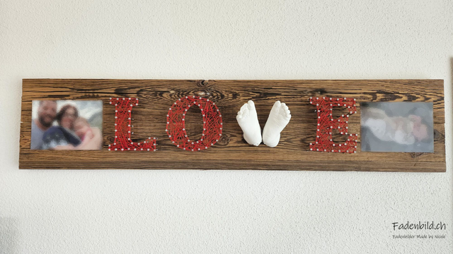 Fadenbild "Love" mit Fuss-Gipsabdruck und Fotos 
