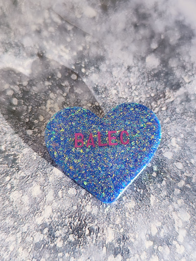 Broche cœur à paillettes - message : BALEC