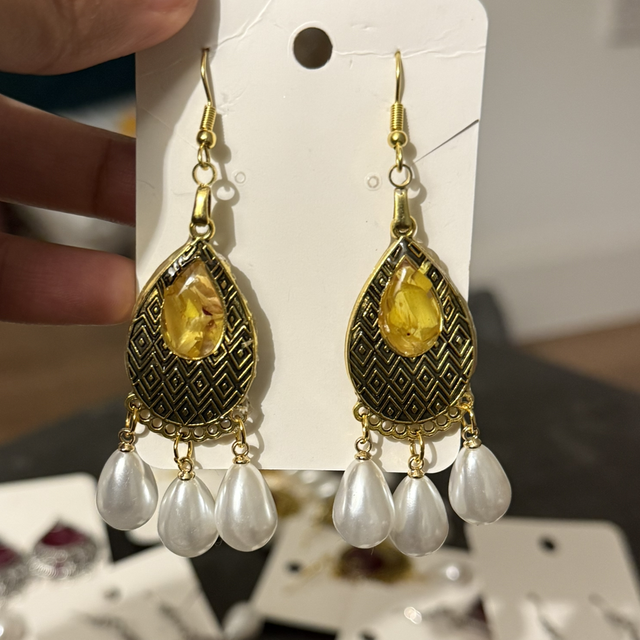 Dried chrysanthemum with pearls earrings 