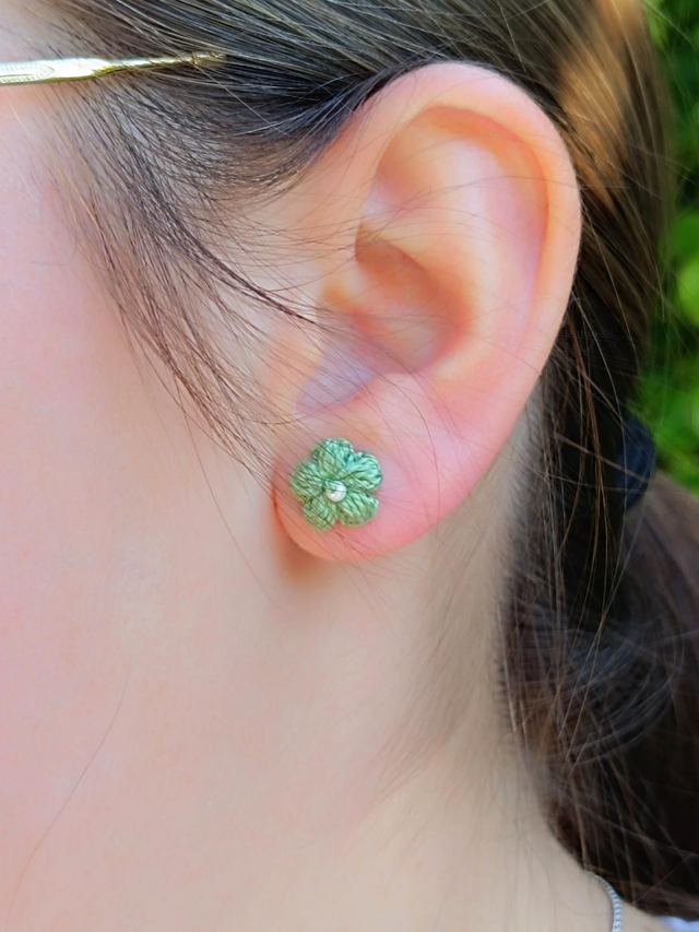 Puces d'oreilles SYDNEY en Micro-Crochet - Fait Main - Vert Nil 