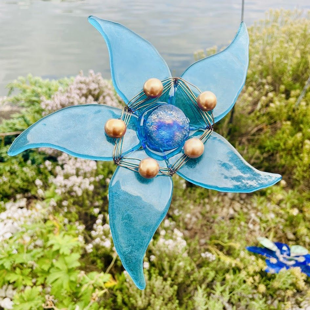 Sprankelende Aqua Blauwe Bloem van glas - Handgemaakte Lelie bloem - Modern design met goud-koperen accenten