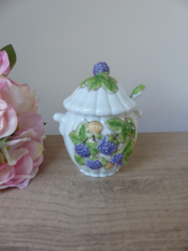 Pot à Confiture Vintage en Céramique – Motifs de Mûres Violettes Peintes avec Couvercle et Cuillère, Fait au Sri Lanka, Décoration Cuisine