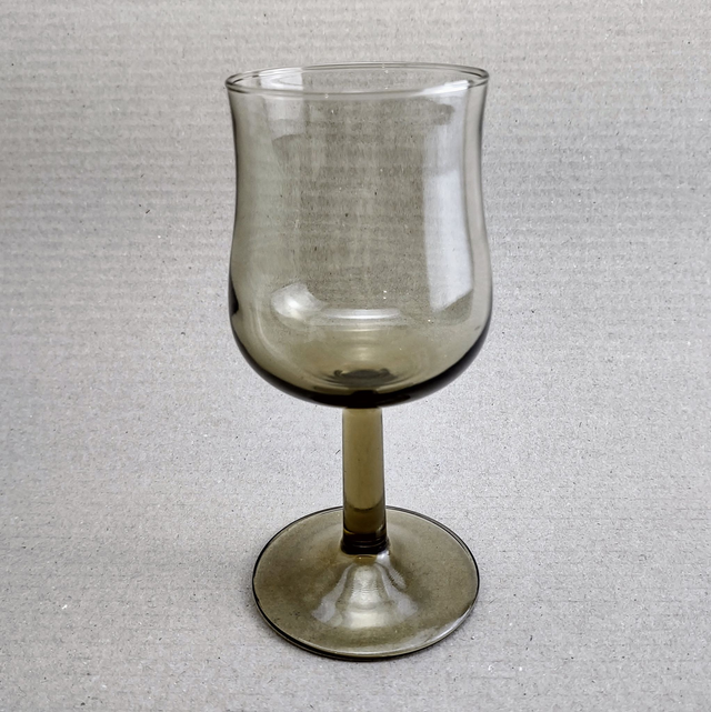 Arcoroc | Wijnglas (diameter 6,5 cm | hoogte 14,0 cm) Frankrijk Jaren 70 Smoked transparant gehard glas | Vintage