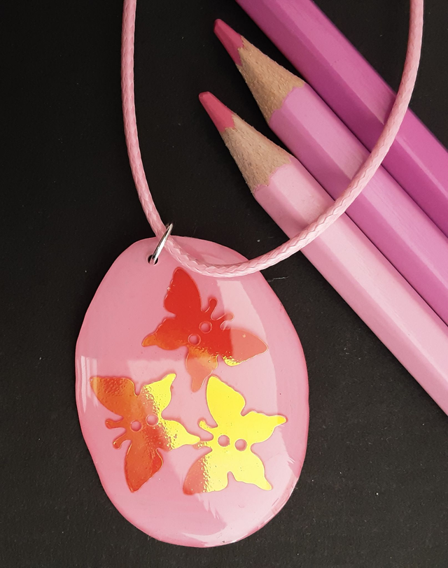 médaillon rose et papillons oranges vifs