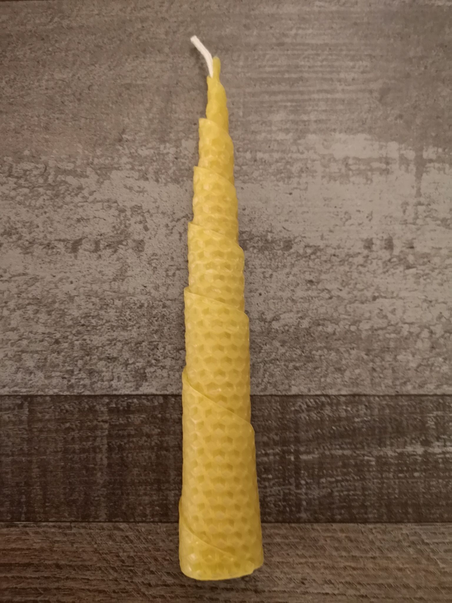 Pyramidenkerze gedreht