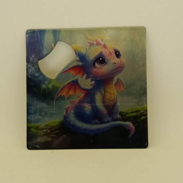 Dragon assis sur tronc d'arbre