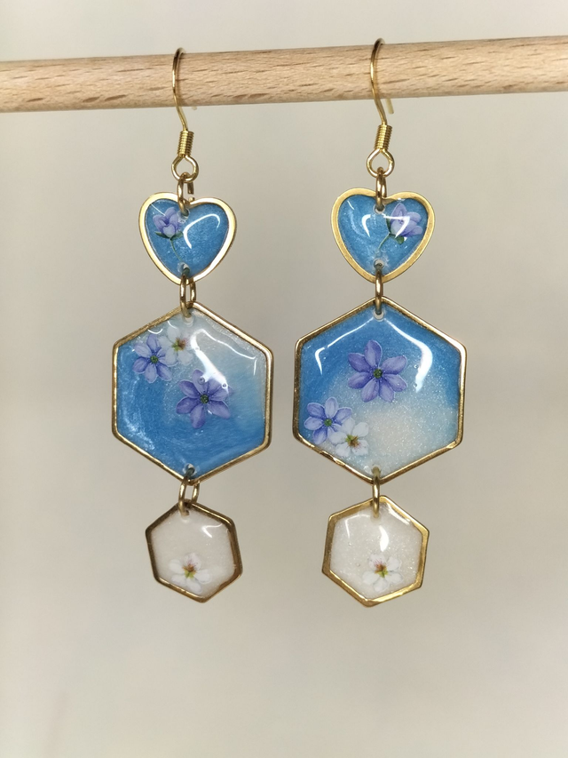 Boucles pendantes bleues et blanches