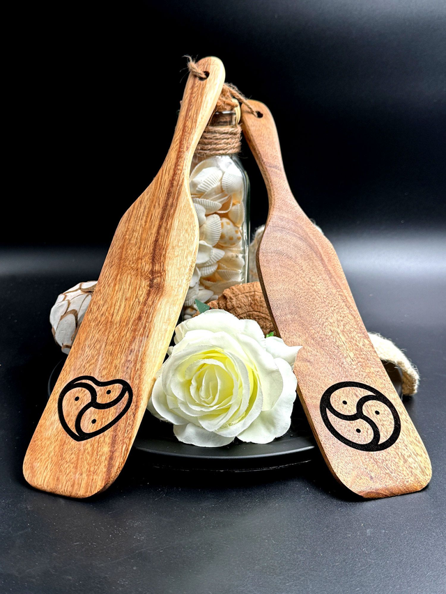 Plak van acacia hout met gravure van BDSM-symbool