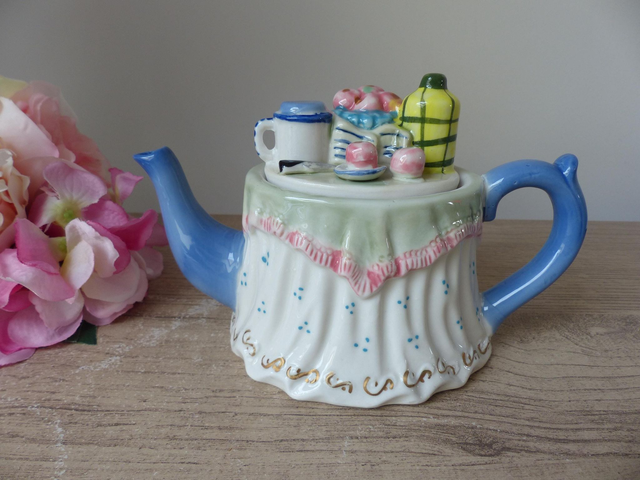 Petite théière décorative en forme de table avec nappe peinte à la main, vintage teapot dressing table, théière décoration cuisine, goûter