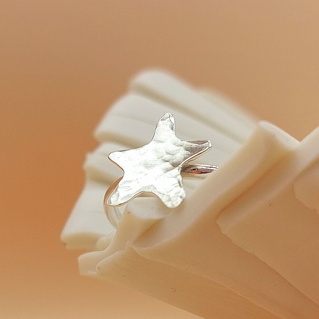 Sterling silver hammered star ring (size M)