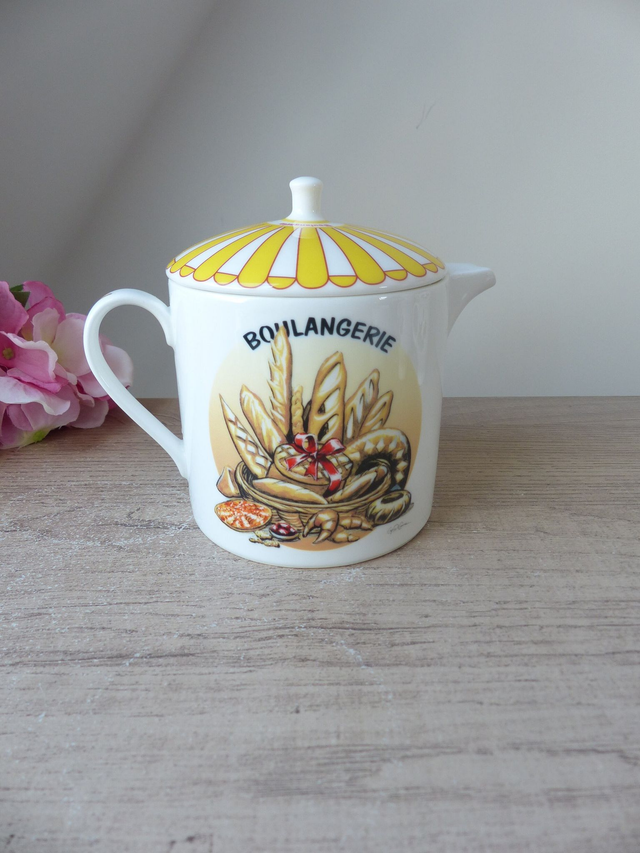 Théière Windsor en Porcelaine Fine de Chine – Collection “Vie en France” – Boulangerie & Marché Français – Vintage