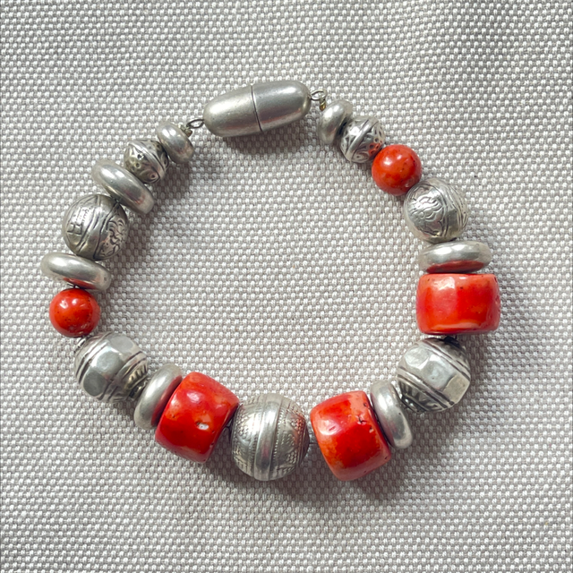 Korallen Armband mit Silberelementen 