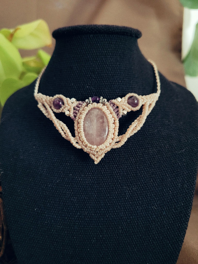 Collier proche du cou micro-macramé – pierre de quartz rose et améthyste