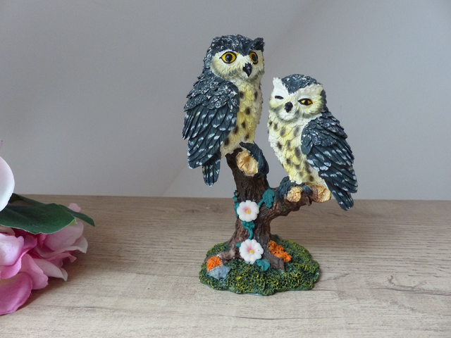 Figurine Vintage en Résine – Couple de Chouettes Complices sur Tronc d'Arbre – Décor Fleuri Coloré – Clin d’Œil Amusant – Collection Nature