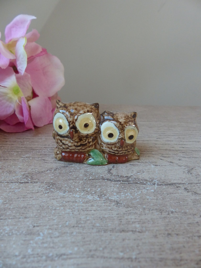 Figurine miniature couple chouettes poterie décor main, chouettes artisanales alsaciennes Poterie Soufflenheim, cadeau ami famille soutien