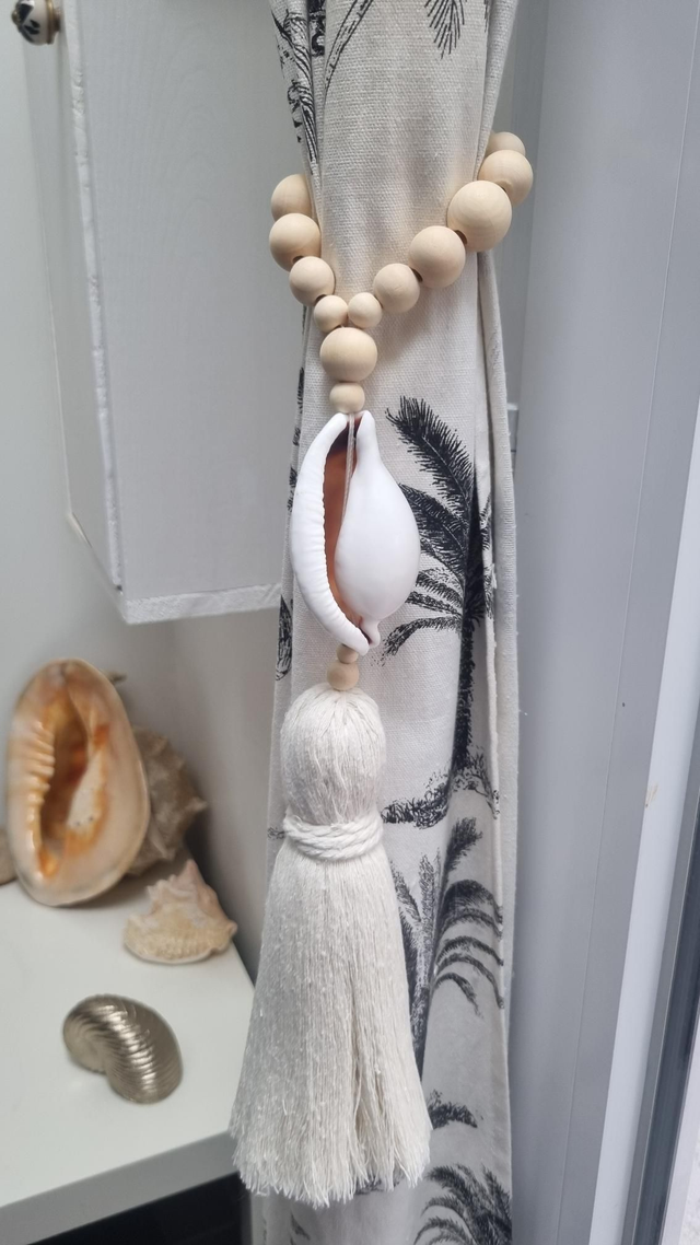 Embrasse coquillage ovula pompon beige 