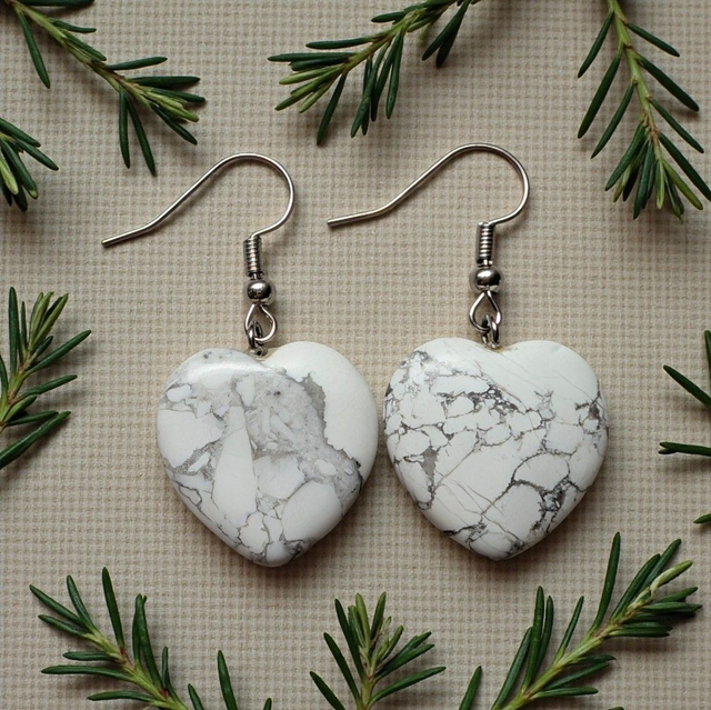 Boucles d'oreilles cœur en Howlite