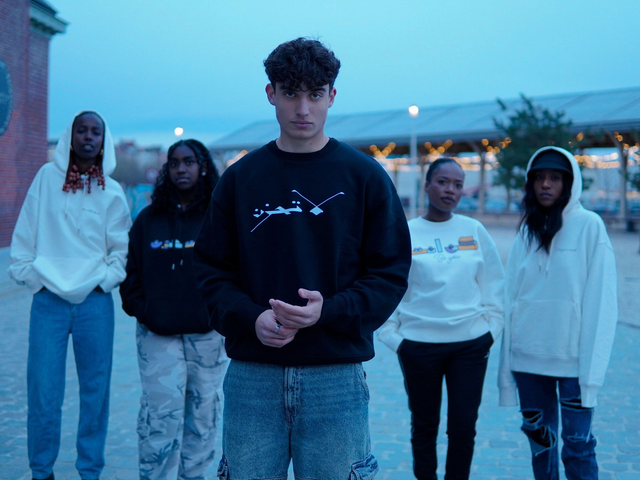 White T shirt: Free your mind