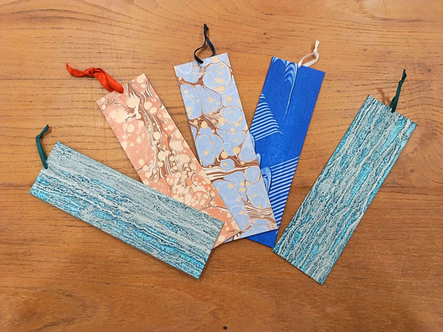 Marque-page en papier marbré cartonné