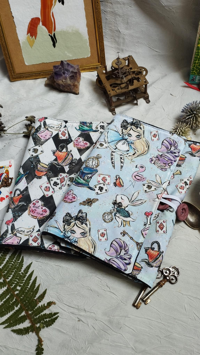 Protège livre grand format Alice aux pays des merveilles 