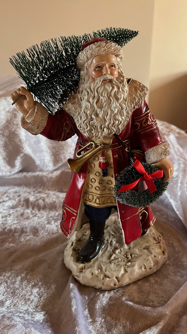 Weihnachtsmann mit Baum – dekorative Weihnachtsfigur
