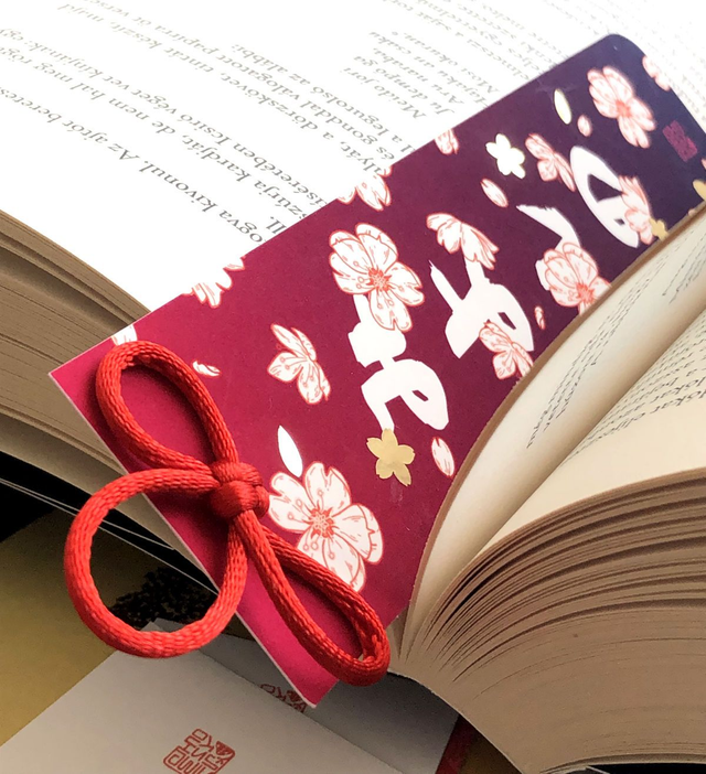 Omamori Könyvjelző selyemzsinórral, aranyozással