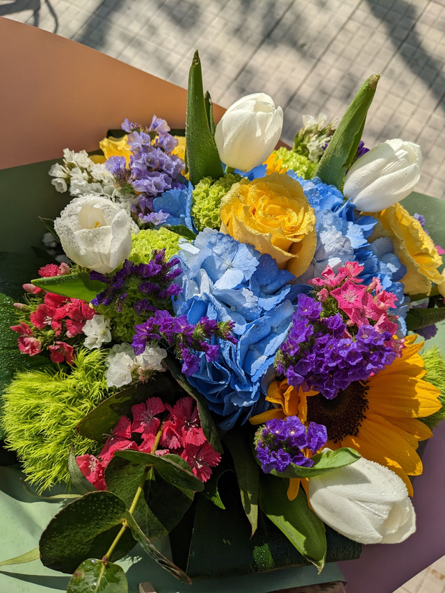 Bouquet con fiori misti tondo