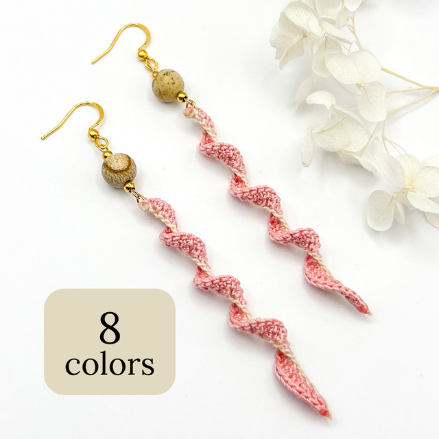 Longues boucles d&#039;oreilles torsadées