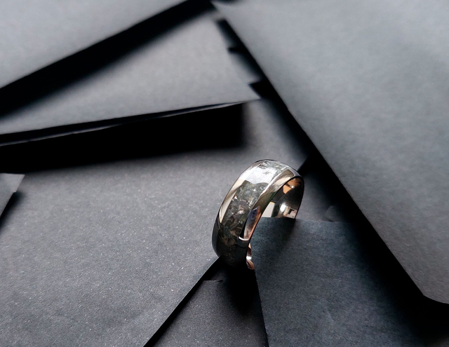 Titano žiedas su pilku stiklu