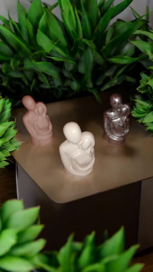Petite statue couple enlacé artisanale en plâtre de Paris, unique et personnalisable