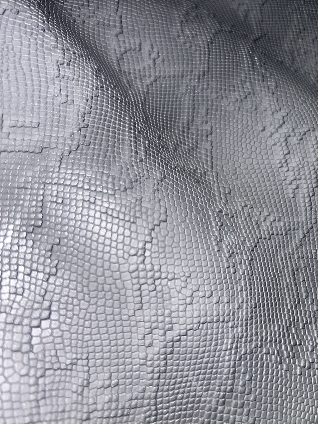 Chute de cuir blanc argenté imitation serpent