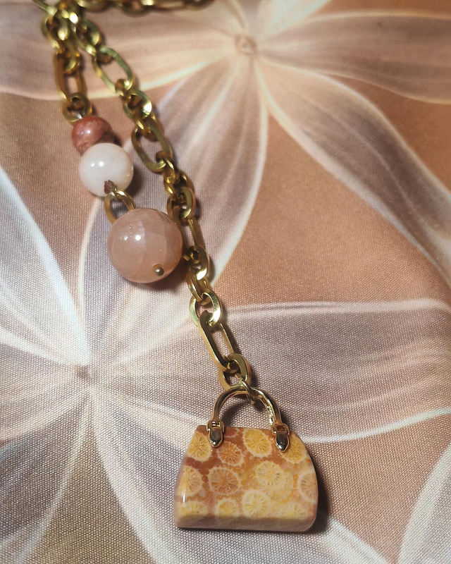 Collier cravate sac à main corail fossile