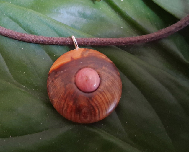 Pendentif en bois et Pierre, Génévrier et Rhodonite