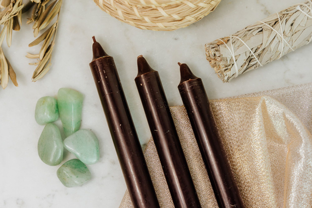 Bougie teintée masse marron - force, réalité et aide à retrouver une personne ou les objets perdus