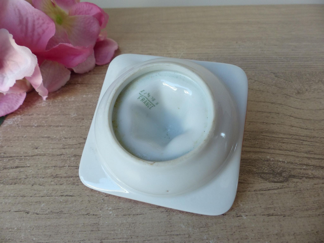 Ancien petit presse agrumes en porcelaine de Limoges France, presse citron avec fleurs bleues et roses, décoration table apéro dinatoire