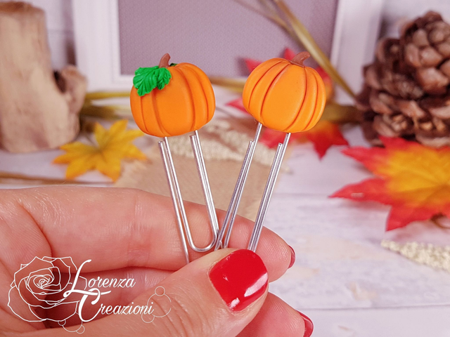 Segnalibro artigianale zucca arancione autunnale, modellata e dipinta a mano in argilla polimerica