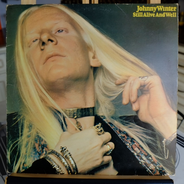 JOHNNY WINTER - Still alive and well