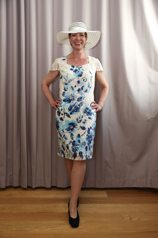 Shenina Mintte kotimainen juhlamekko - luonnonvalkoinen pohja ja akvarellimaiset siniset kukat - koko 36