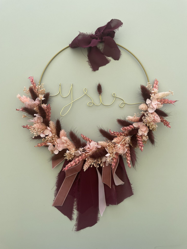 Couronne murale personnalisée – Prénom en fil doré et fleurs séchées