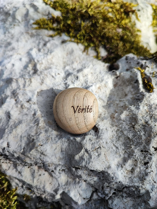 Caillou en Bois de Châtaignier "Vérité"